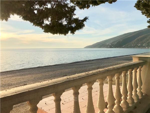 Вид на море и пляж с террасы — пансионат «Лазурный берег» в Гагре — фото 1
